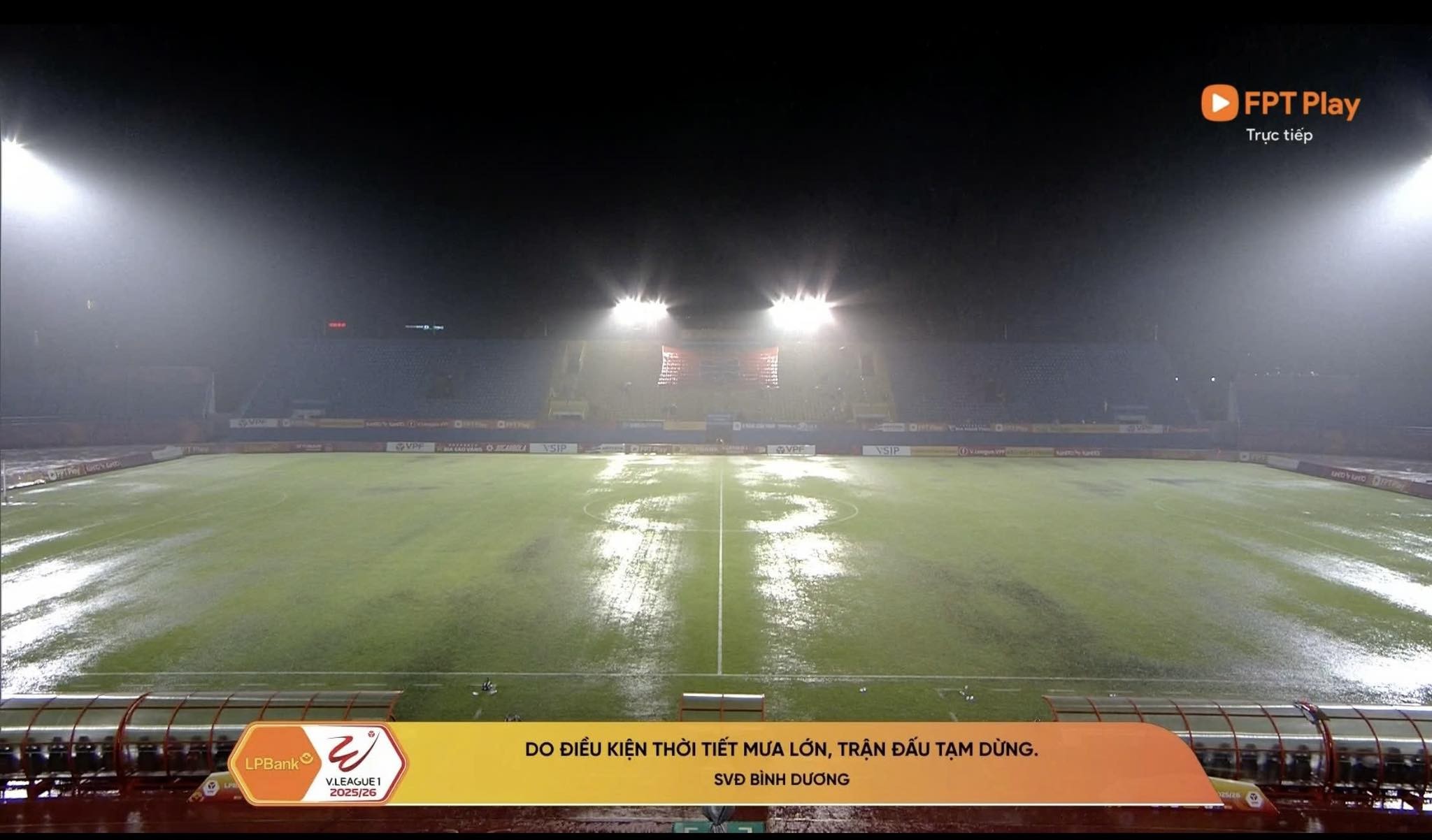 Trận đấu phải tạm dừng ít phút do thời tiết mưa lớn Trận đấu tạm dừng vì mưa lớn