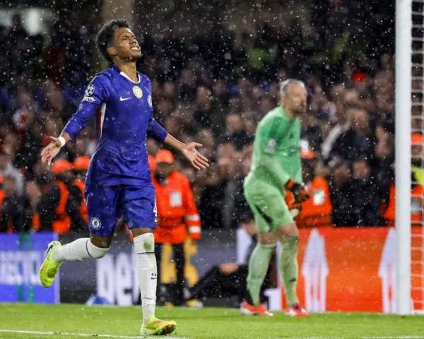 Estevao mừng bàn thắng thứ tư cho Chelsea