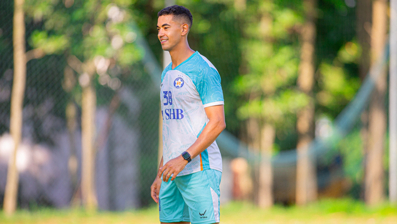 HLV Kim Sang Sik đề xuất nhập tịch trung vệ Gustavo Santos cho ĐT Việt Nam - Ảnh 1 Trung vệ Gustavo đang khoác áo SHB Đà Nẵng