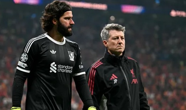 Thủ môn Alisson Becker chấn thương nghỉ dài hạn