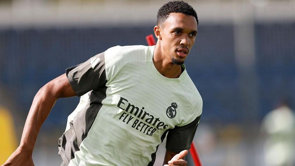 Trent Alexander-Arnold trên sân tập