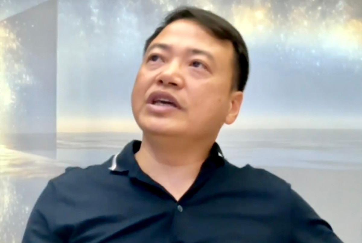Shark Nguyễn Hòa Bình đang livestream