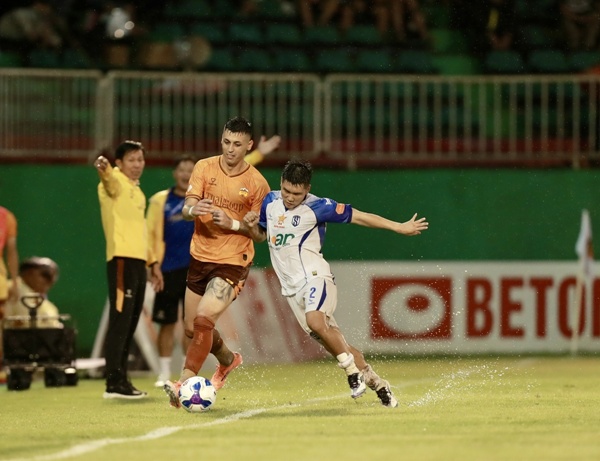 cầu thủ HAGL tranh bóng