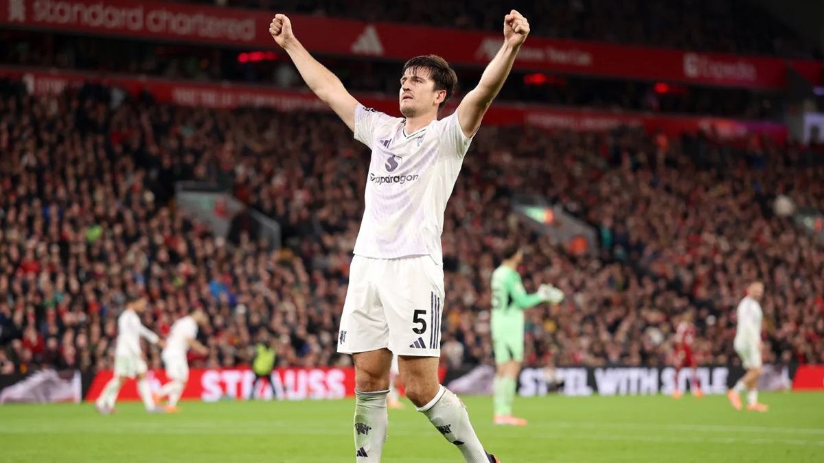Harry Maguire trong trận đấu với Liverpool