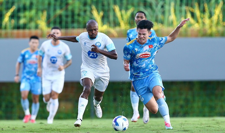 ĐT Việt Nam thua sốc 0-4 trước đội hình ‘toàn Tây’ của Nam Định - Ảnh 1 ĐT Việt Nam gặp nhiều khó khăn trước dàn ngoại binh của Nam Định