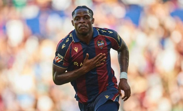 Eyong đang thu hút sự chú ý của nhiều ông lớn. Eyong gây chú ý