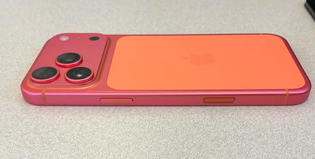 iPhone 17 Pro Max phiên bản cam vũ trụ chuyển màu hồng phấn
