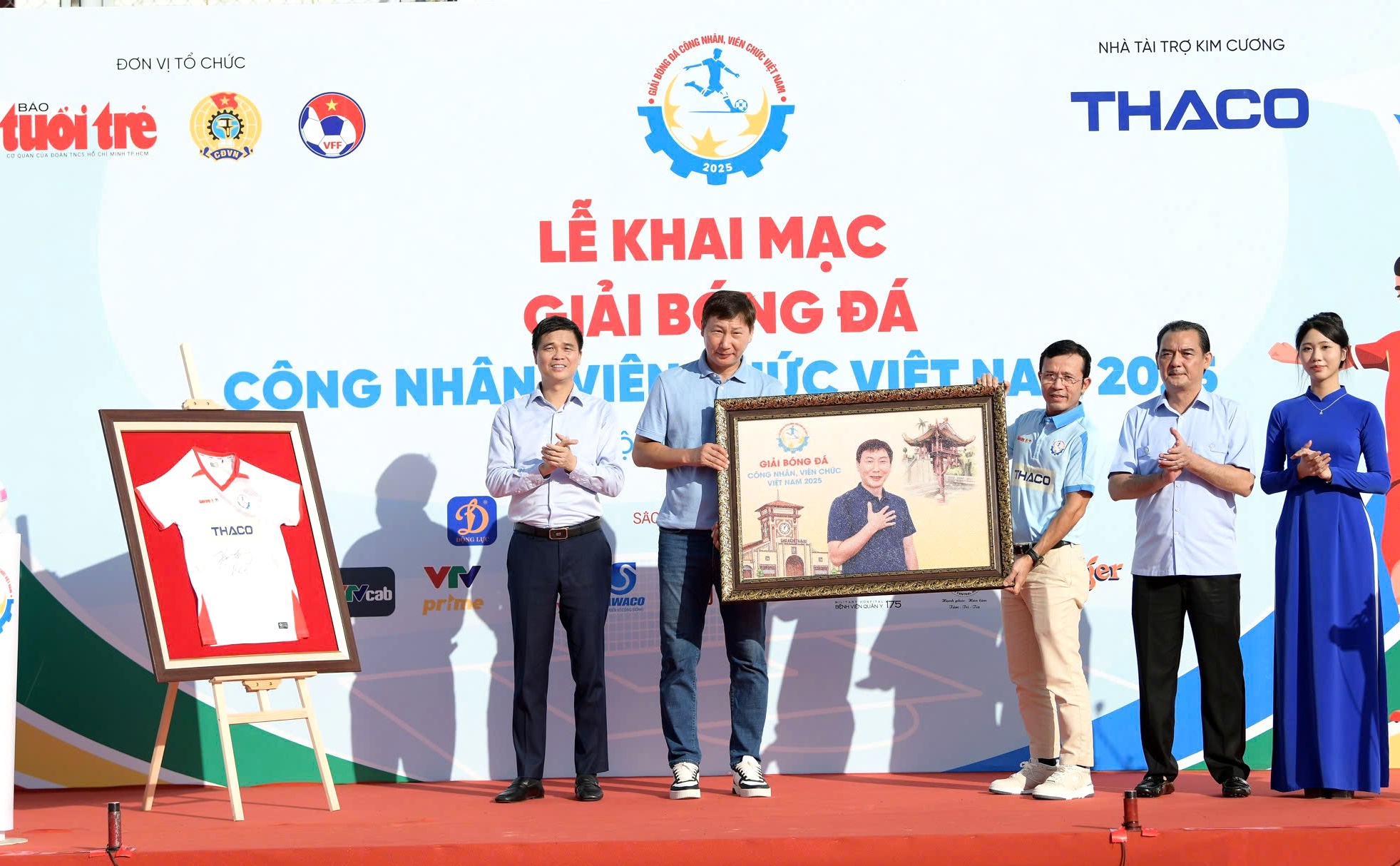 Ban tổ chức trao tặng tranh gạo cho HLV Kim Sang Sik
