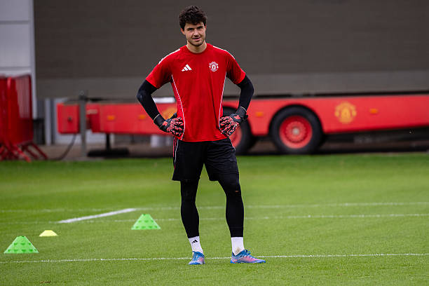 Thủ môn Senne Lammens ra mắt Manchester United