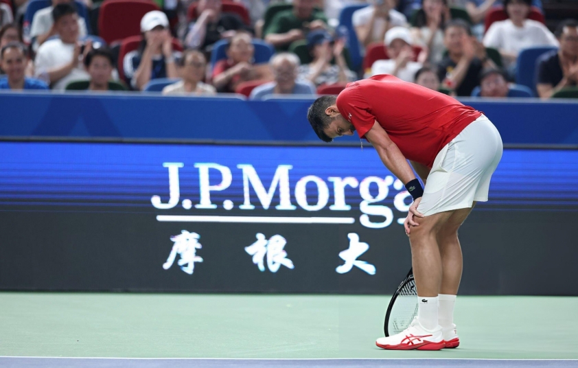 Djokovic chật vật với độ ẩm cao tại Thượng Hải