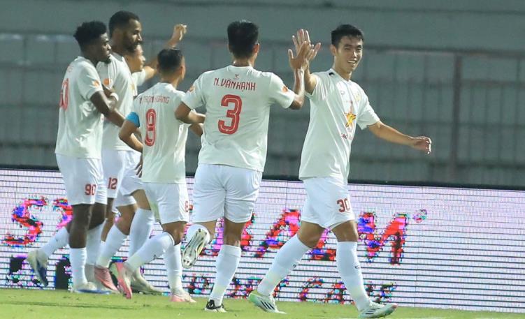 Hà Tĩnh ghi bàn mở tỷ số từ sớm. Hà Tĩnh ghi bàn mở tỷ số từ sớm.