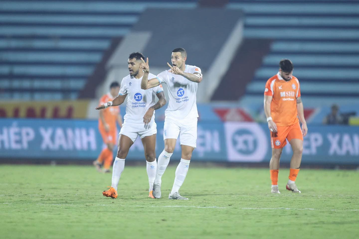 Alves cứu nguy cho Nam Định cứu nguy cho Nam Định.
