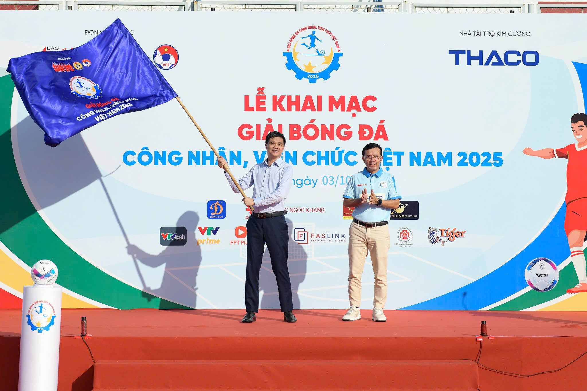 HLV Kim Sang Sik tại lễ khai mạc giải bóng đá công nhân viên chức