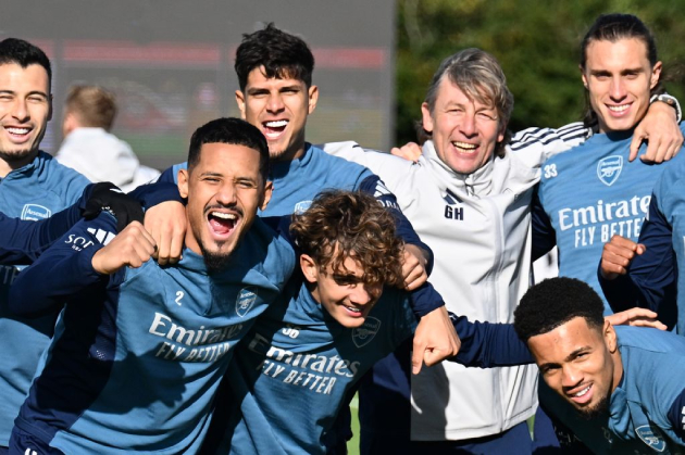 Arteta xoay tua đội hình Hincapie và Dowman tập luyện