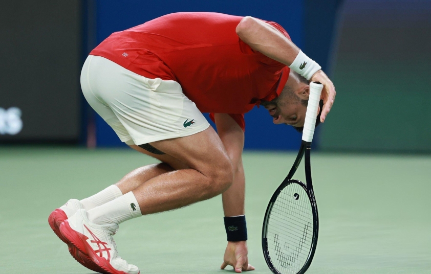 Djokovic chật vật về thể chất ở trận bán kết Shanghai Masters 2025