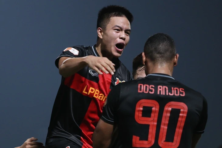 Trần Thành Trung kiến tạo cho Daniel dos Anjos ghi bàn giúp Ninh Bình thắng trận Trần Thành Trung kiến tạo