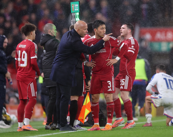 HLV Arne Slot cần cải thiện phong độ Liverpool tại Ngoại hạng Anh c2