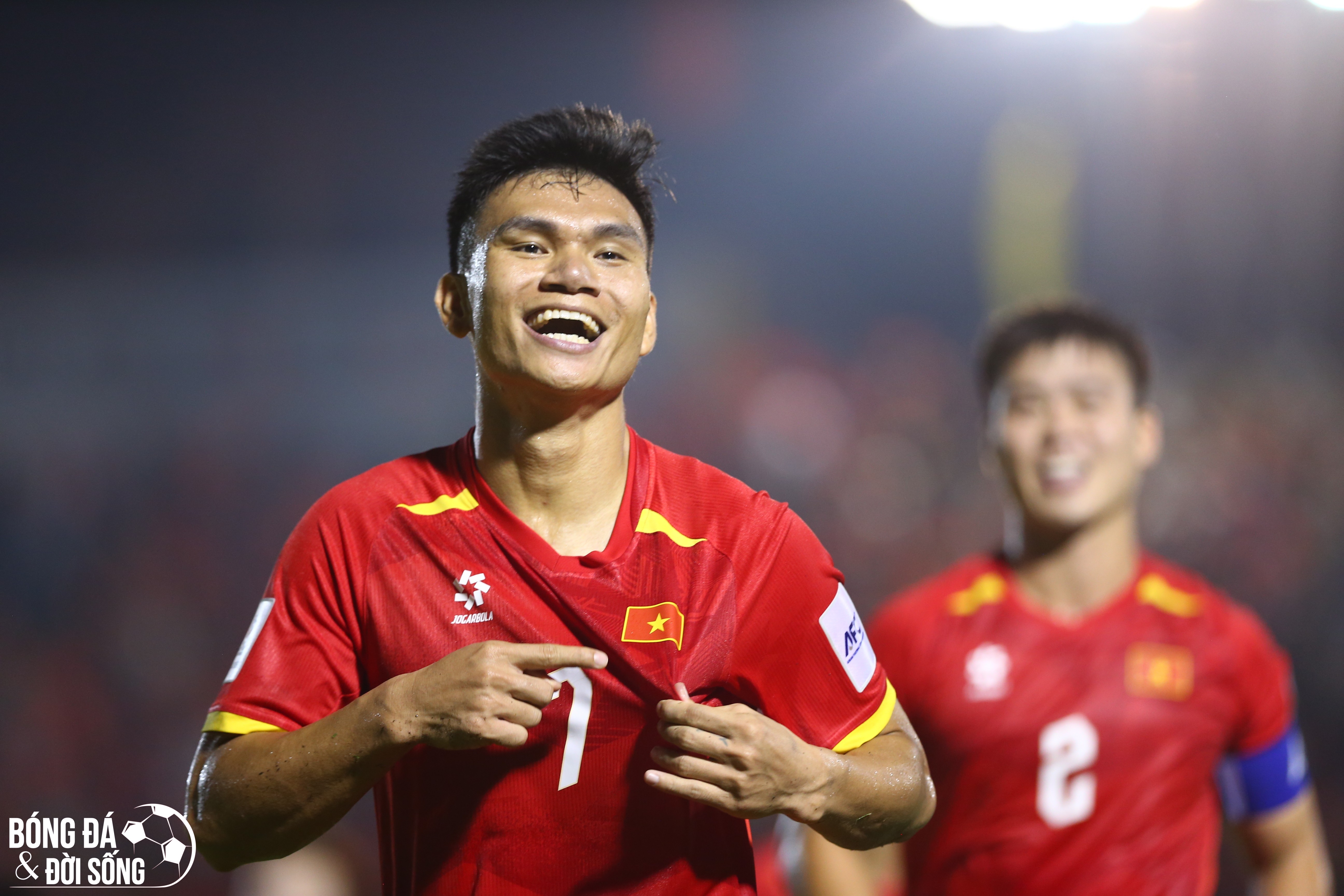 Phạm Xuân Mạnh đang vui mừng sau khi ghi bàn