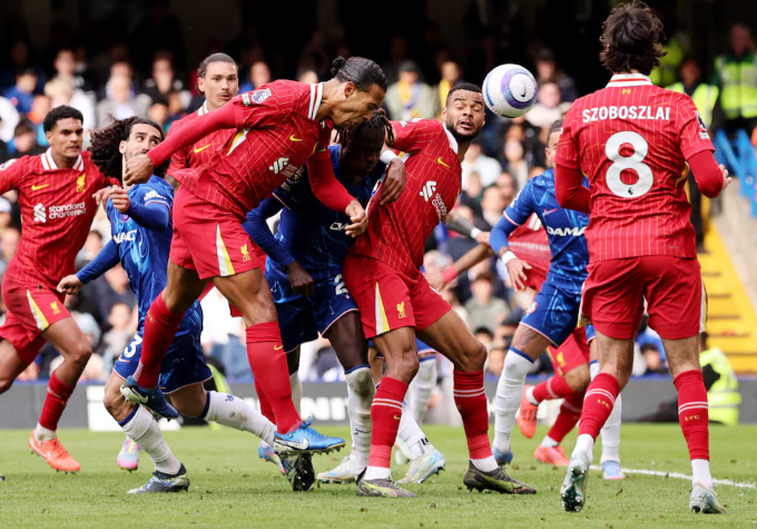 Liverpool (áo đỏ) được đánh giá cao hơn một chút so với đội chủ nhà Chelsea - Ảnh: REUTERS
