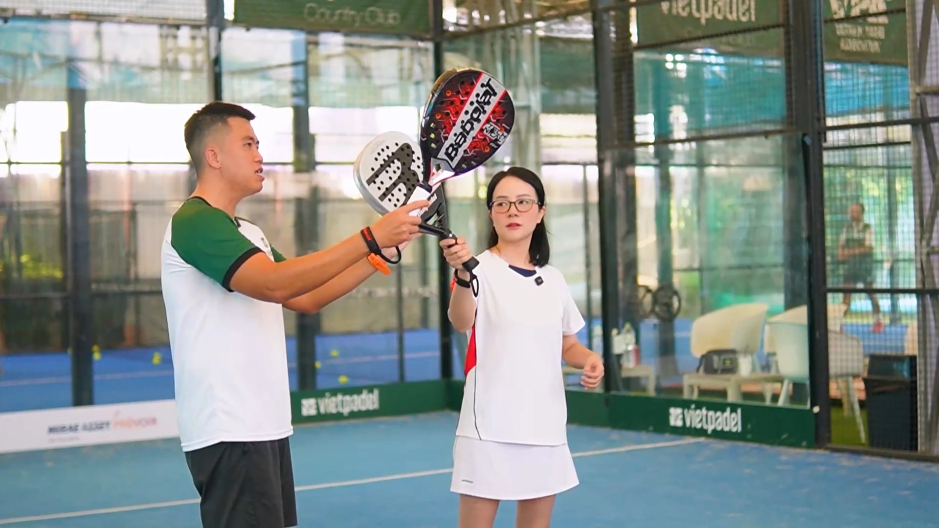 Người chơi đeo vòng cổ tay khi tập luyện padel