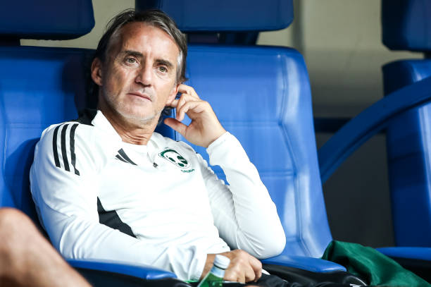 Roberto Mancini huấn luyện tại sân cỏ