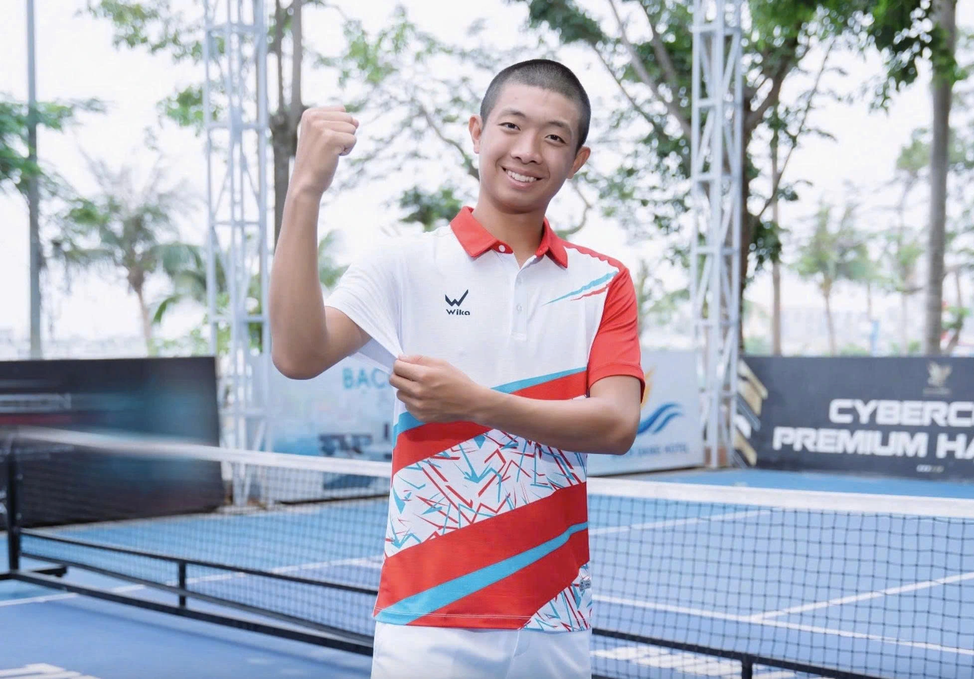 Quang Dương thi đấu pickleball