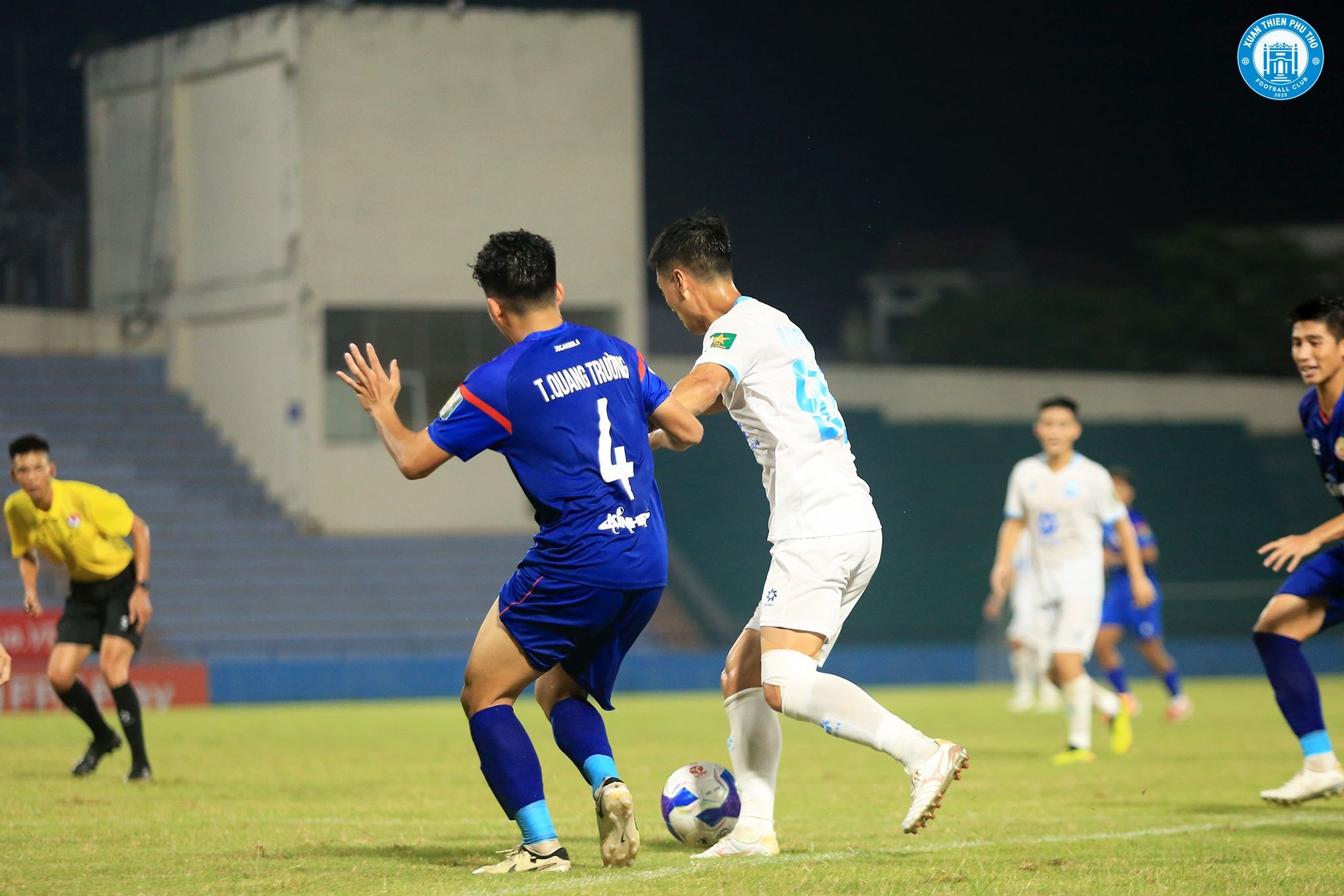 Hai đội chơi thận trọng trong hiệp một