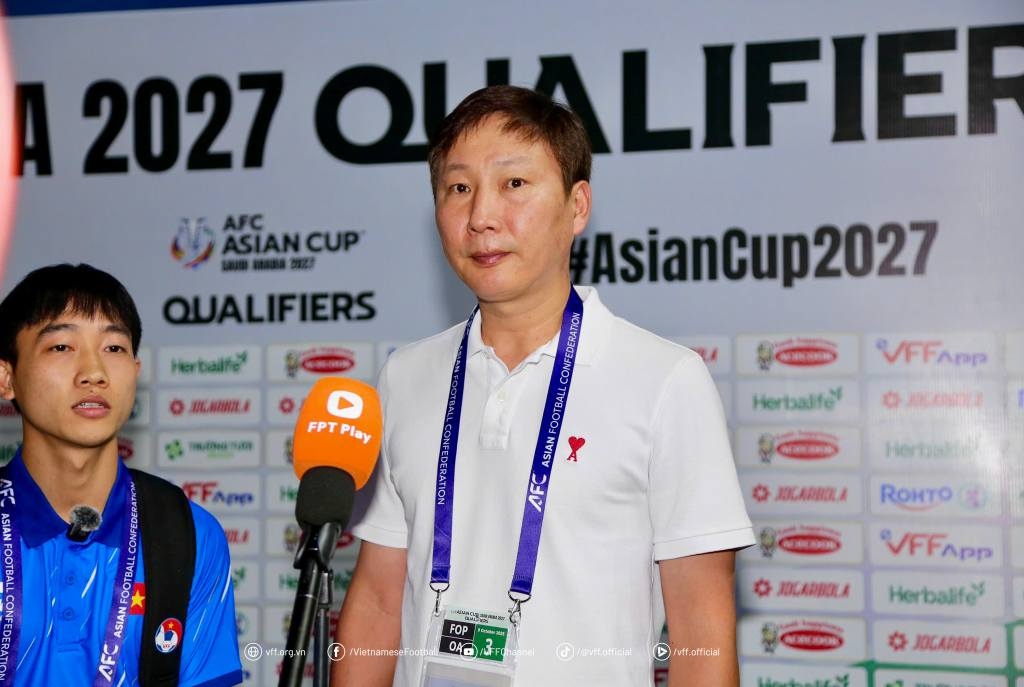 Kim Sang Sik quan sát trận đấu