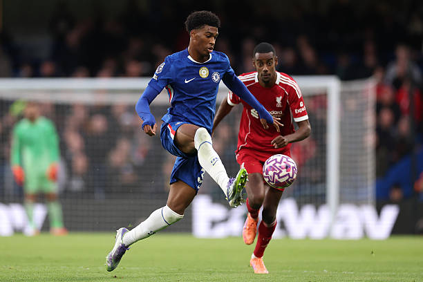 Josh Acheampong thi đấu chững chạc dù phải đối mặt với những ngôi sao bên phía Liverpool.