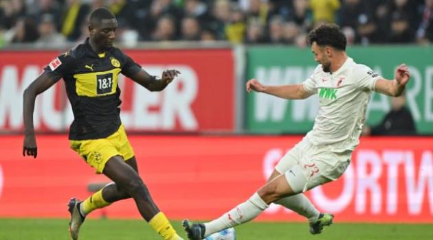 Augsburg là khắc tinh khó chịu của Dortmund