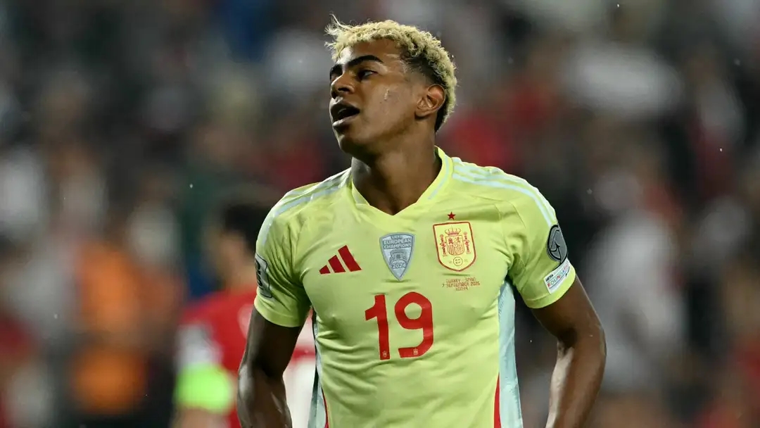 Lamine Yamal trong màu áo Barcelona