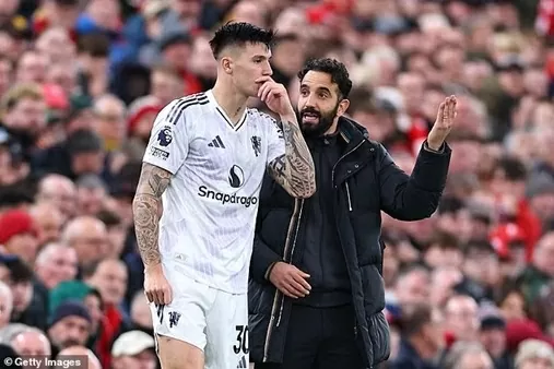 HLV Ruben Amorim cùng Man Utd ăn mừng chiến thắng
