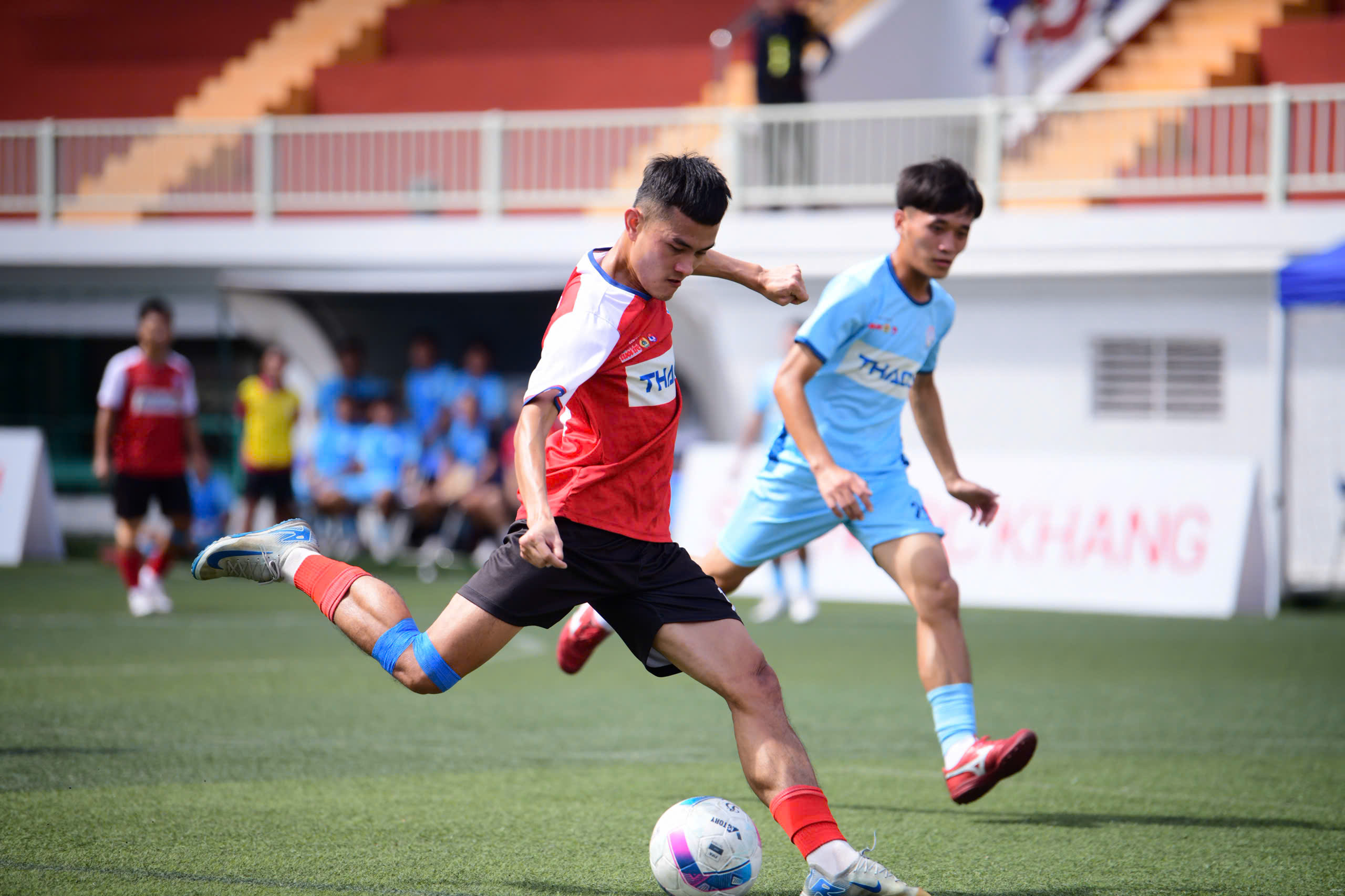 bóng đá công nhân - Ảnh 3. Công đoàn Hải Phòng (áo đỏ) tạo ra chiến thắng đậm đà