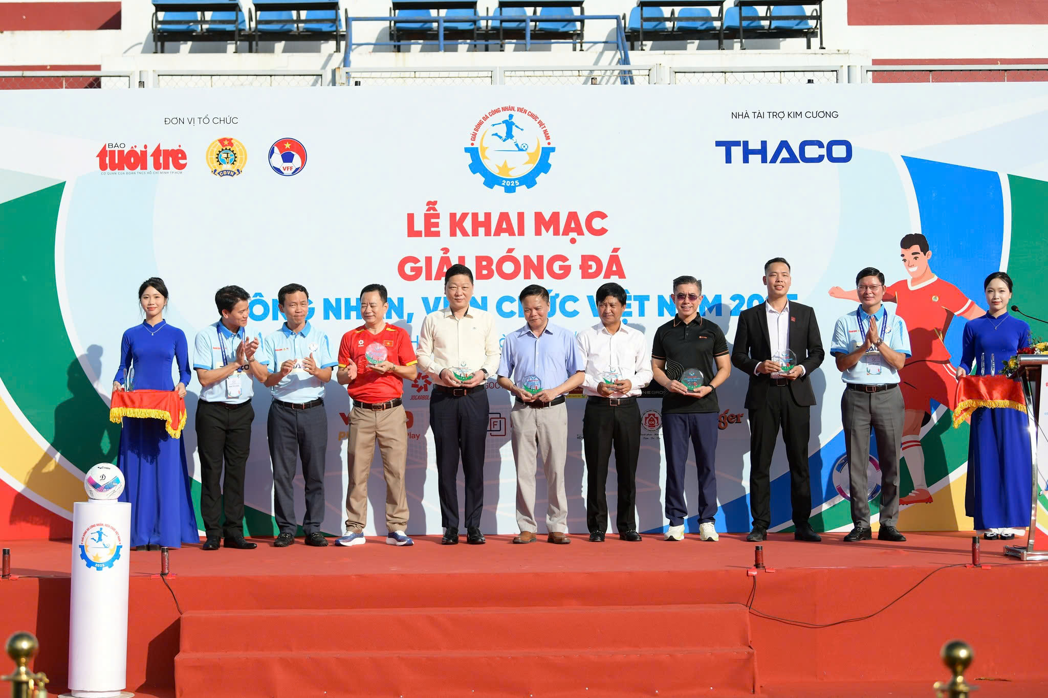 Trao kỷ niệm chương tri ân nhà tài trợ và đồng hành