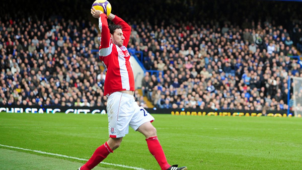 Delap nổi tiếng với những quả ném biên trong màu áo Stoke. a1