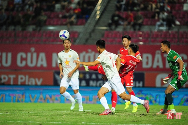 Hình ảnh cầu thủ thi đấu trên sân