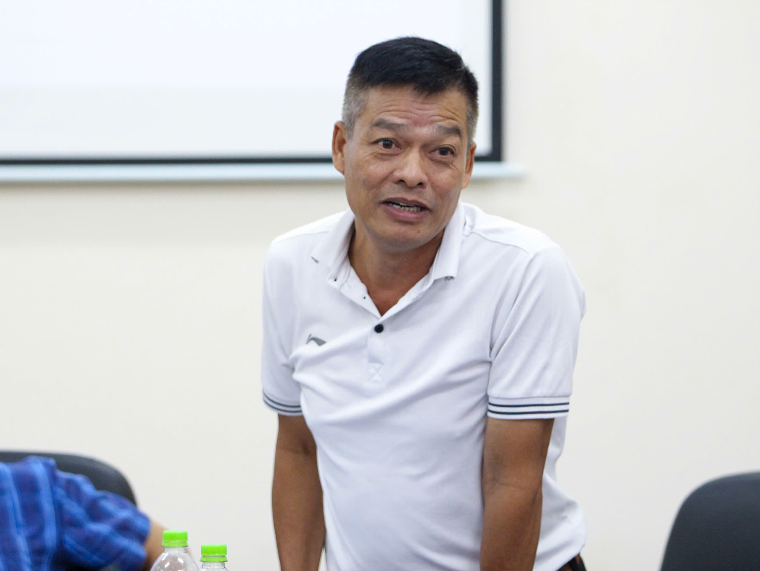 Trọng tài Nguyễn Văn Hợi trả lời thắc mắc của các đội bóng