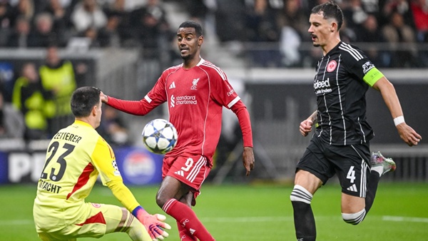 Isak bị đau háng khi Liverpool thắng Frankfurt