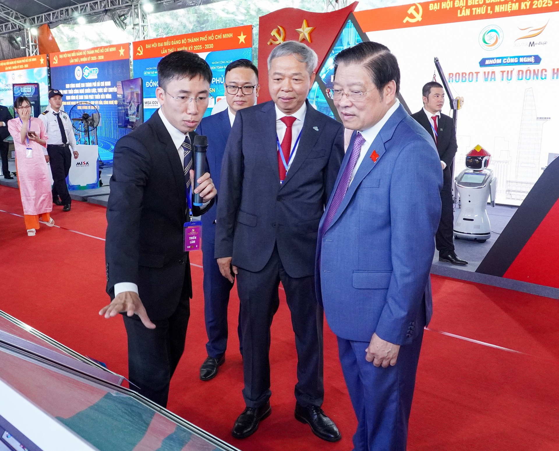 Ông Phan Đình Trạc nghe giới thiệu các giải pháp chuyển đổi số của CMC