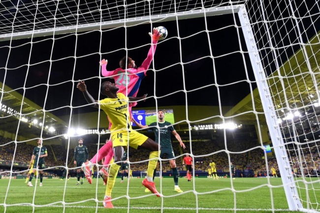 Donnarumma chiếm ưu thế ở các pha bóng bổng. Donnarumma chiếm ưu thế ở các pha bóng bổng.