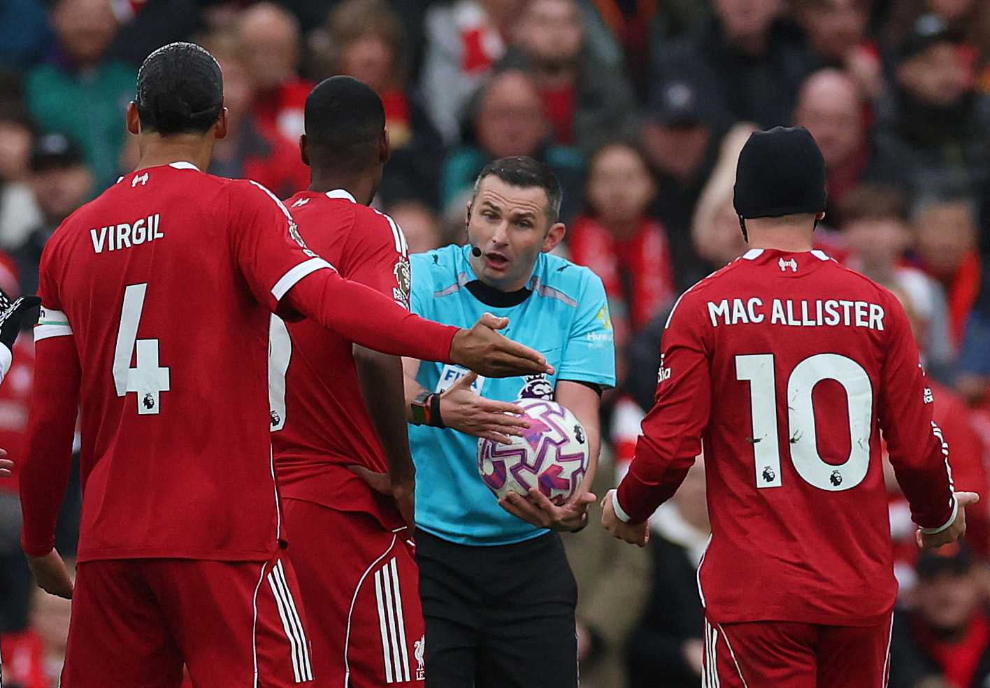 Trọng tài Michael Oliver bị chỉ trích vì quyết định gây tranh cãi