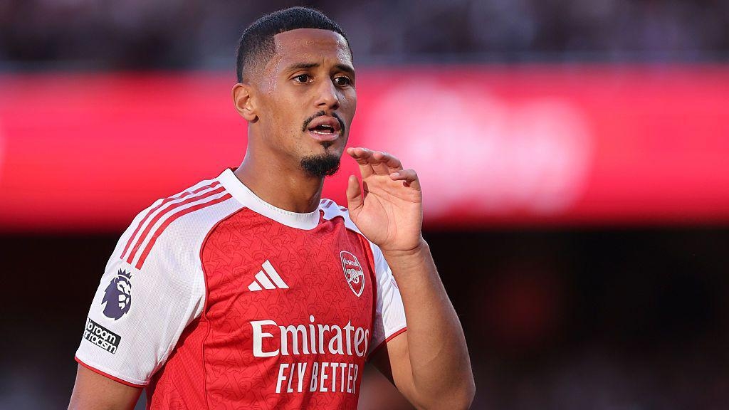 William Saliba chơi bóng tại Arsenal