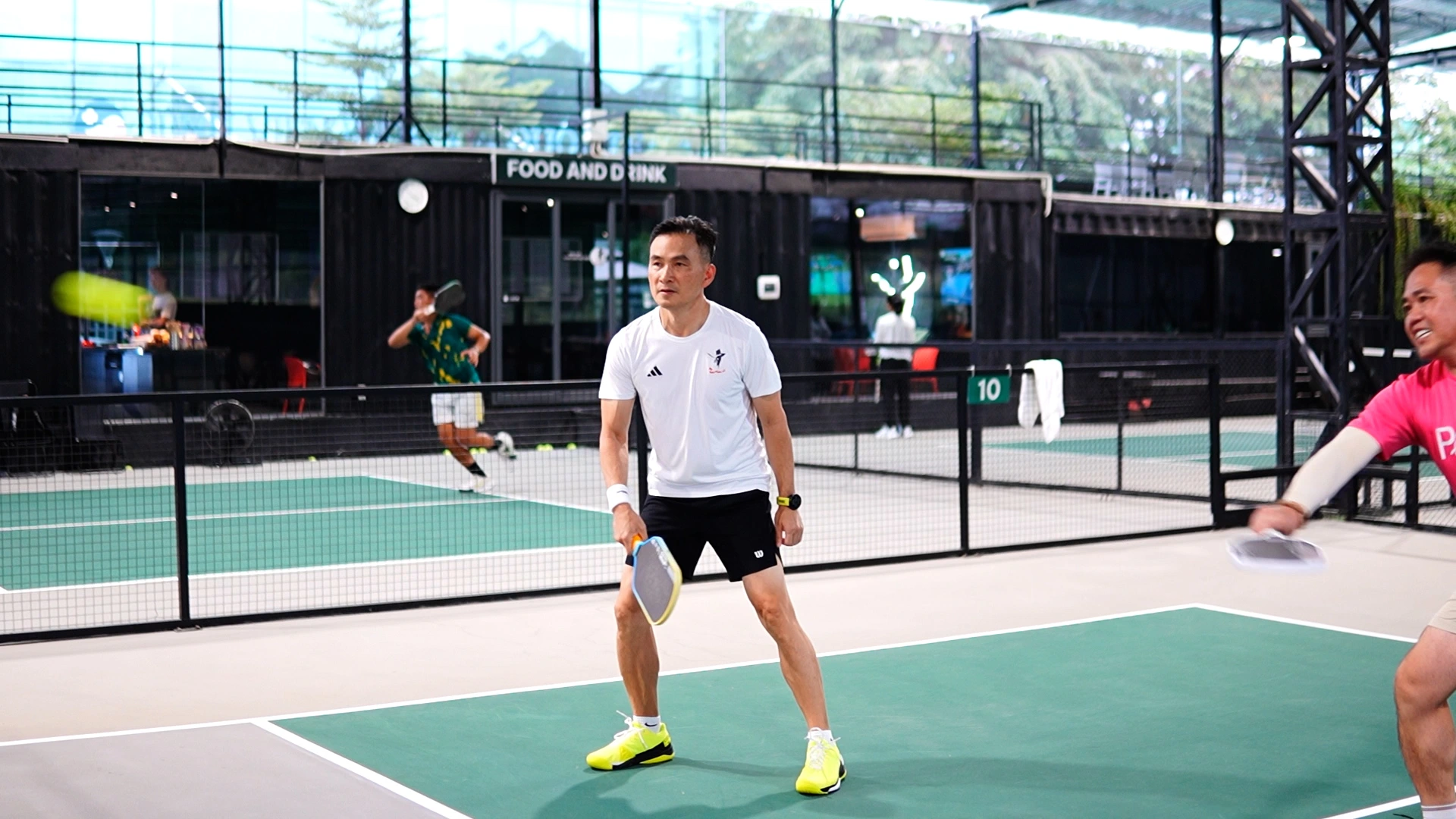 Tay vợt Tony Hoàng, diễn viên Chi Bảo góp mặt ở giải pickleball đặc biệt- Ảnh 4. Diễn viên Chi Bảo lần đầu tham gia giải pickleball 'Cùng con đi tiếp cuộc đời'