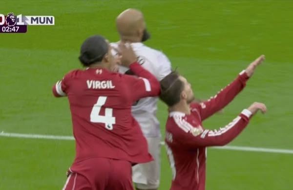Van Dijk va chạm với Mac Allister