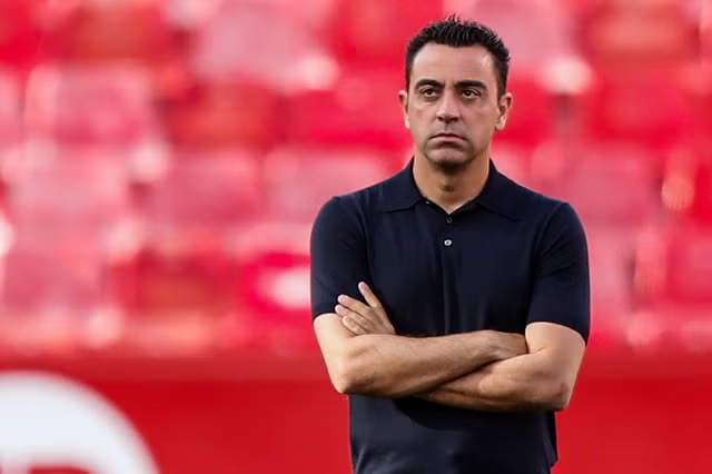 Xavi Hernandez đang suy tư trên đường biên