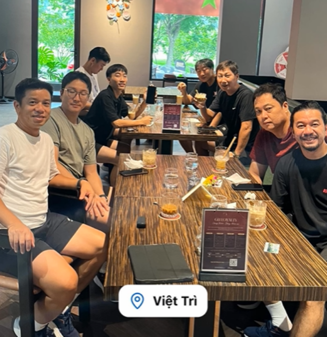 HLV Kim Sang-sik uống cafe cùng các cộng sự. HLV Kim Sang-sik uống cafe cùng các cộng sự.