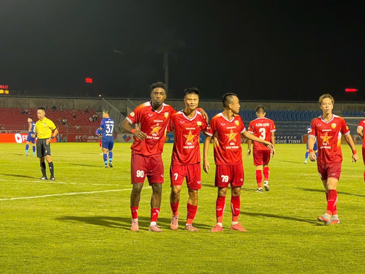 Pha đánh đầu ghi bàn của Atshimene