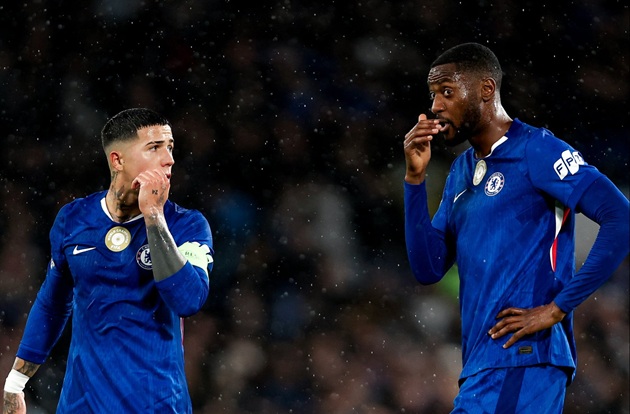 Adarabioyo phạm lỗi với tiền đạo Ajax trong vòng cấm