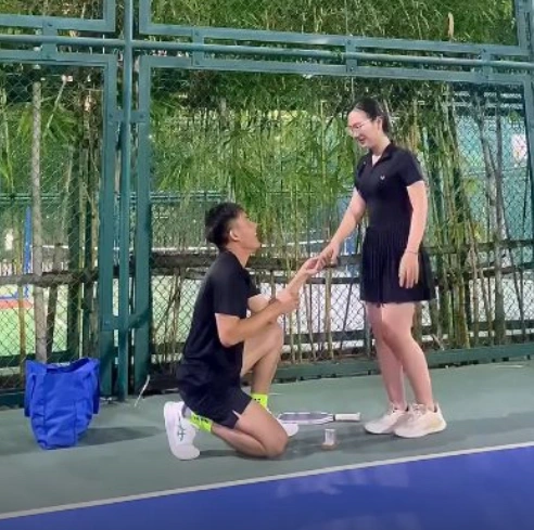 Huấn luyện viên cầu hôn học viên trên sân pickleball