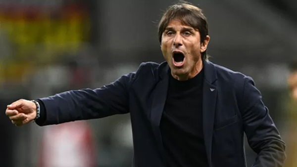 Antonio Conte phát biểu trên sân